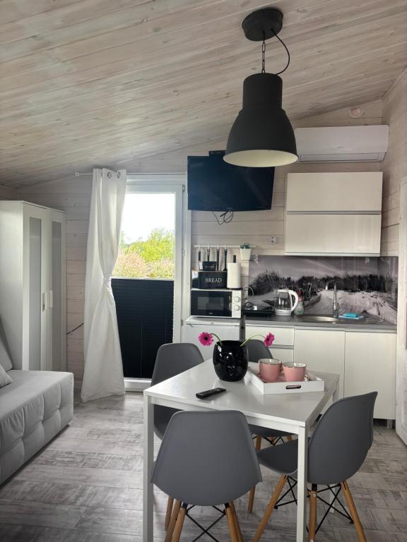 Kuchyň nebo kuchyňský kout v ubytování Domki LA MER z własnymi ogródkami- Balia z jacuzzi ,sauna ,rowery, klimatyzacja
