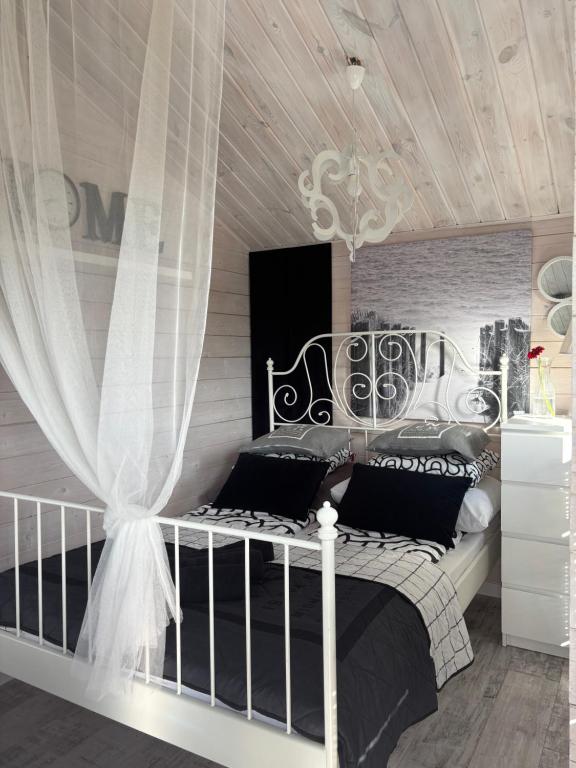 Postel nebo postele na pokoji v ubytování Domki LA MER z własnymi ogródkami- Balia z jacuzzi ,sauna ,rowery, klimatyzacja