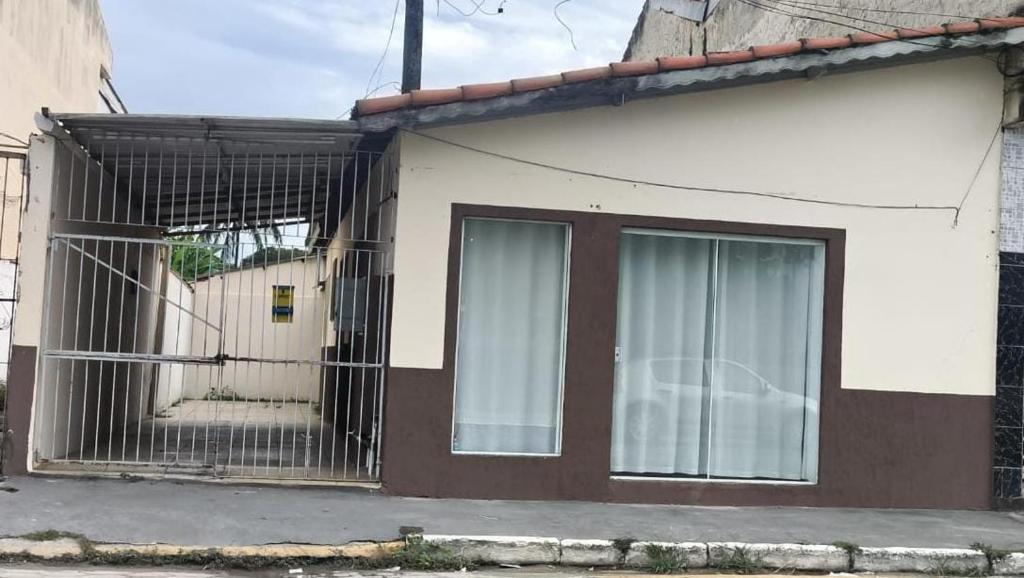 a house with a gate on the side of it at Casa perto de Aparecida - Cantinho da Fé in Potim