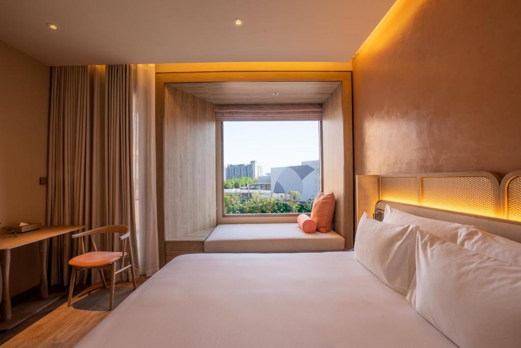 Centara Ubon - Premium Deluxe King Room With Pool View