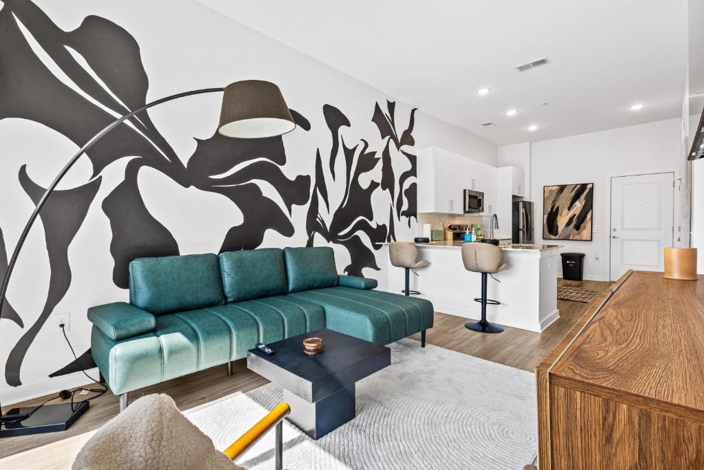 Uma área de estar em Modern Apt in Grant Park Steps from BeltLine with Free Secure Garage Parking
