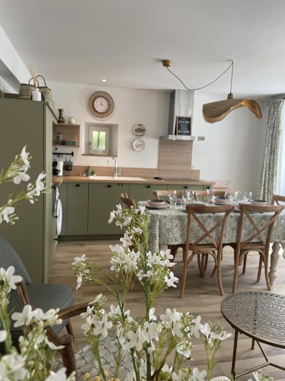 a kitchen and dining room with a table and chairs at Le petit traîne-feuilles in Saint-Aignan