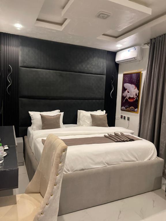 Postel nebo postele na pokoji v ubytování Lawjay Hotel and suites