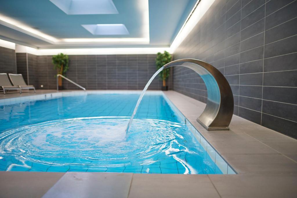 Bazén v ubytování Hotel la Meridiana, Lake & SPA nebo v jeho okolí
