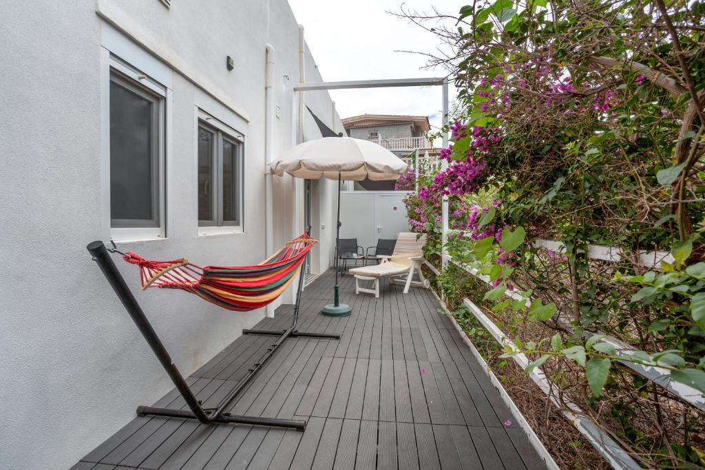 プエルト・デ・ラ・クルスにあるStudio Fantastico 4のバルコニーに傘付きのハンモック