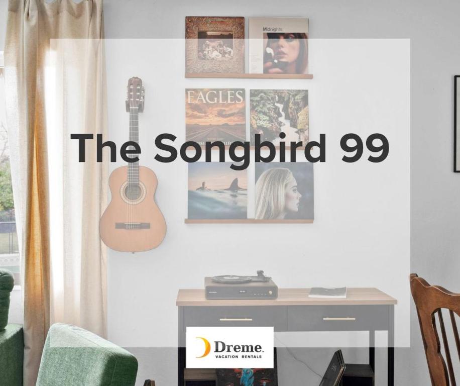 un panneau indiquant l'oiseau chanteur sur un mur dans une pièce avec dans l'établissement The Songbird 99, à Redding