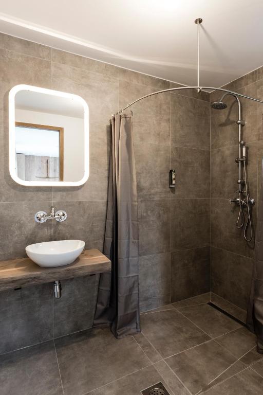 un bagno con lavandino e doccia di Art-Lodge TinyHouses ad Afritz