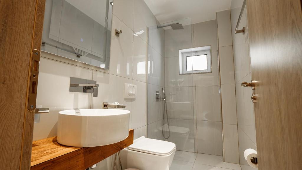 Koupelna v ubytování KRONOS Hotel Sarande