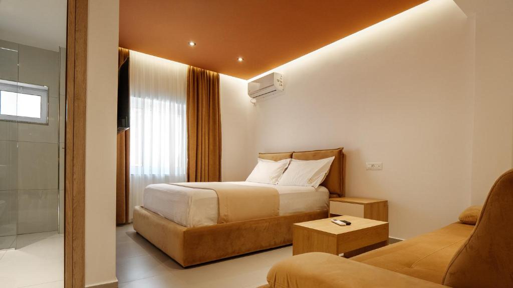 Postel nebo postele na pokoji v ubytování KRONOS Hotel Sarande