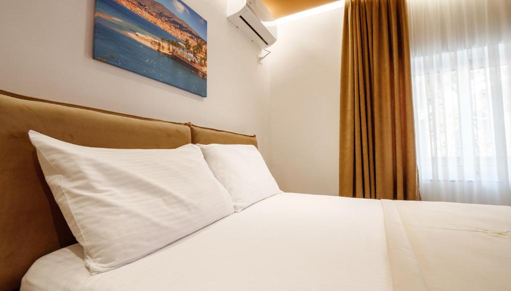 Postel nebo postele na pokoji v ubytování KRONOS Hotel Sarande