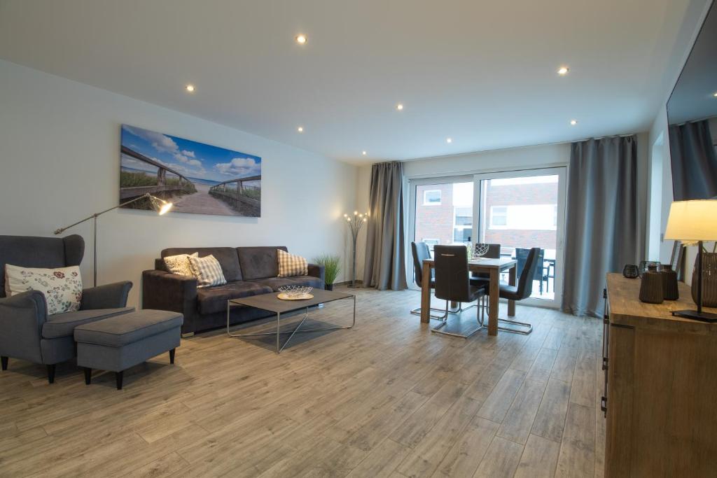 a living room with a couch and a table at Ferienwohnung Suite Relax - nur 3 Minuten vom Strand entfernt in Scharbeutz