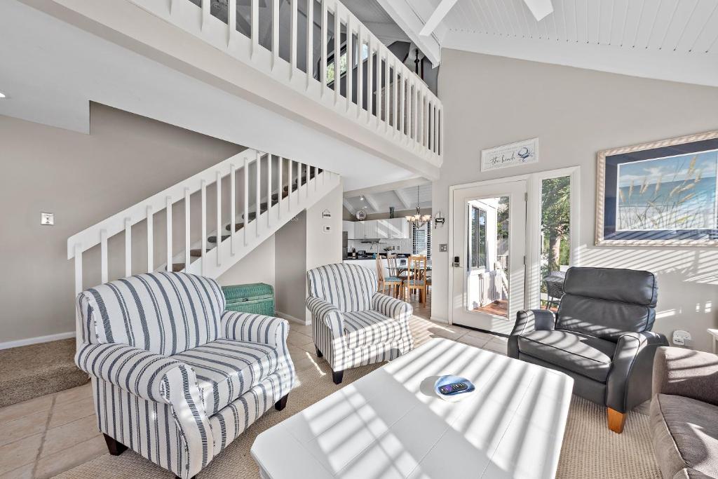 uma sala de estar com duas cadeiras e uma mesa em 818 Treeloft Cottage em Seabrook Island
