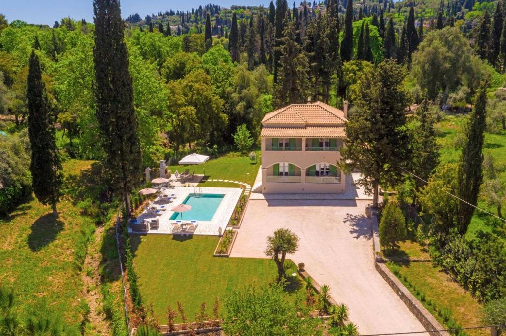 eine Luftaufnahme eines Hauses mit Swimmingpool in der Unterkunft Villa Olga Corfu by Villa Plus in Kontokali