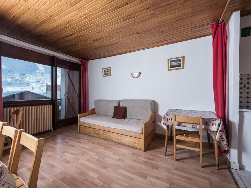 salon z kanapą i stołem w obiekcie Charmant T3 lumineux avec balcon à Tignes Le Lac, proche pistes et commerces - FR-1-502-442 w mieście Tignes