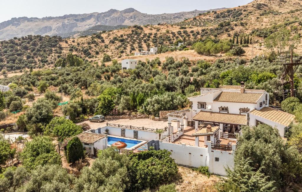 une vue aérienne d'une maison avec piscine dans l'établissement Nice Home In Villanueva De La Concepcion, à Villanueva de la Concepción