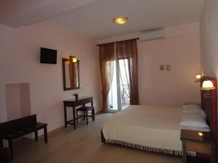 Кровать или кровати в номере Galini Sea Apartments