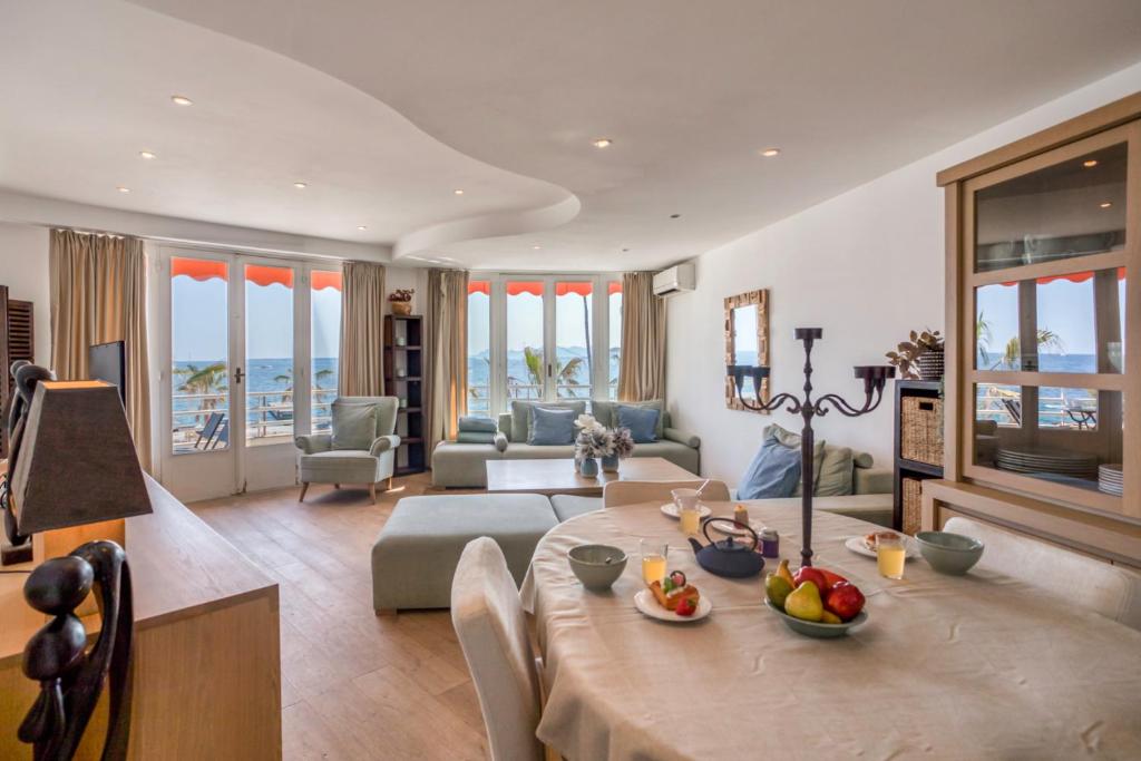 ein Wohnzimmer mit einem Tisch und Obst darauf in der Unterkunft A16 - 2BDR Sea View - City Center - Parking & Terrace in Antibes