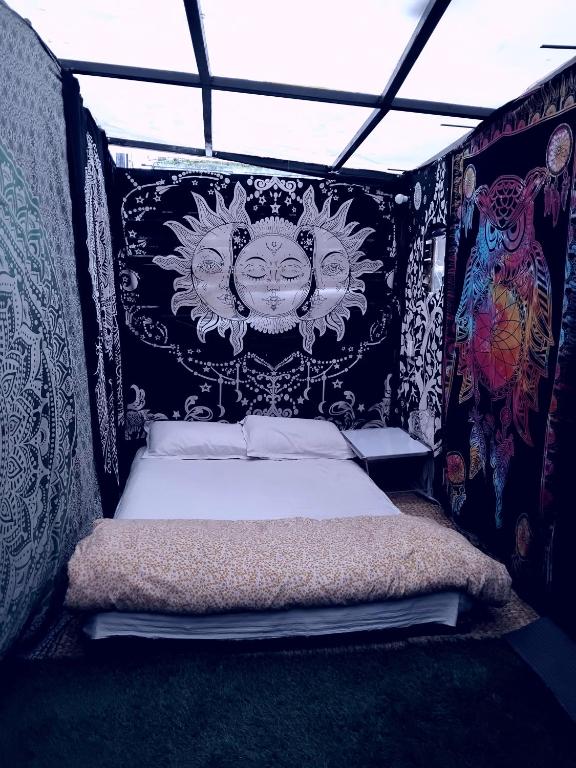 Postel nebo postele na pokoji v ubytování Mystic Vibes Fitness- Commune