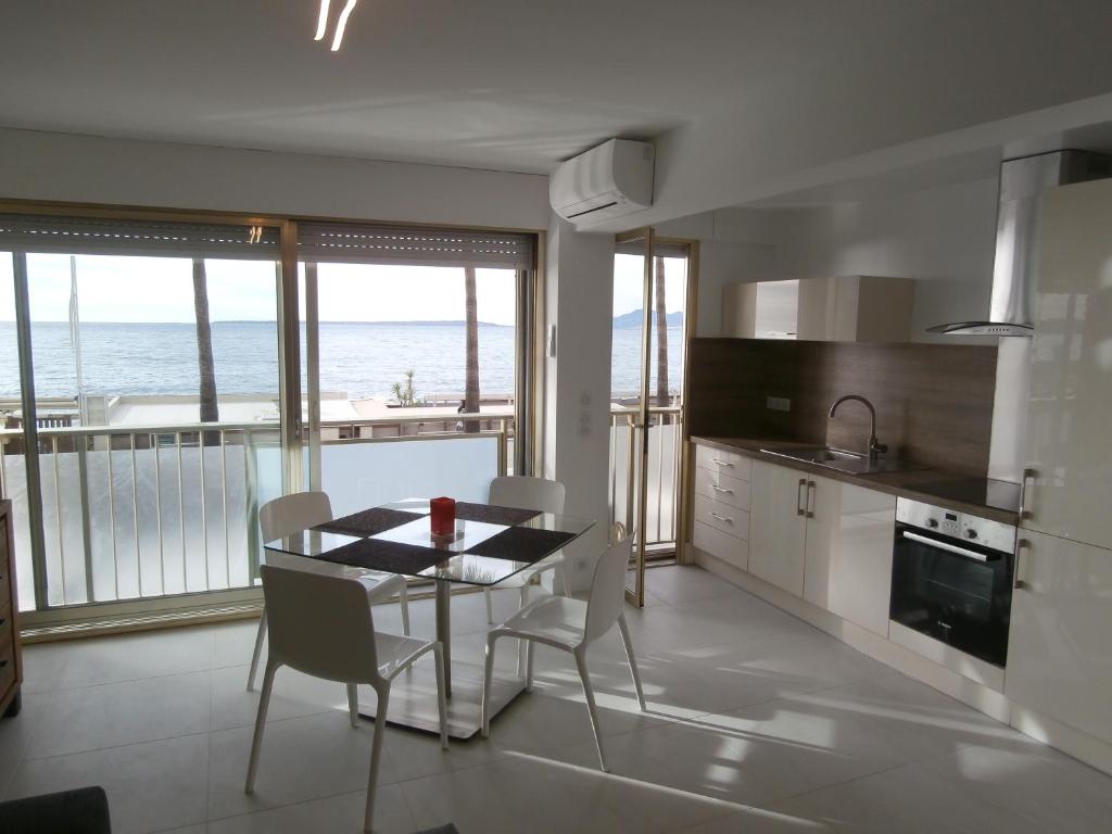 Kuchyň nebo kuchyňský kout v ubytování Iberia Beach Front Sea