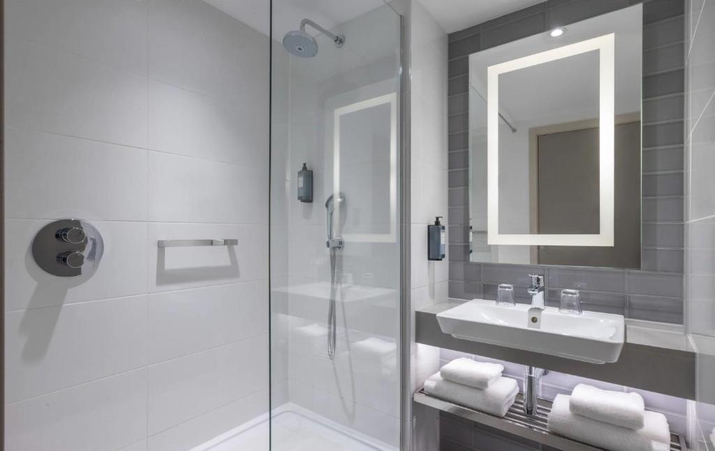 
Deluxe King & Single Room
