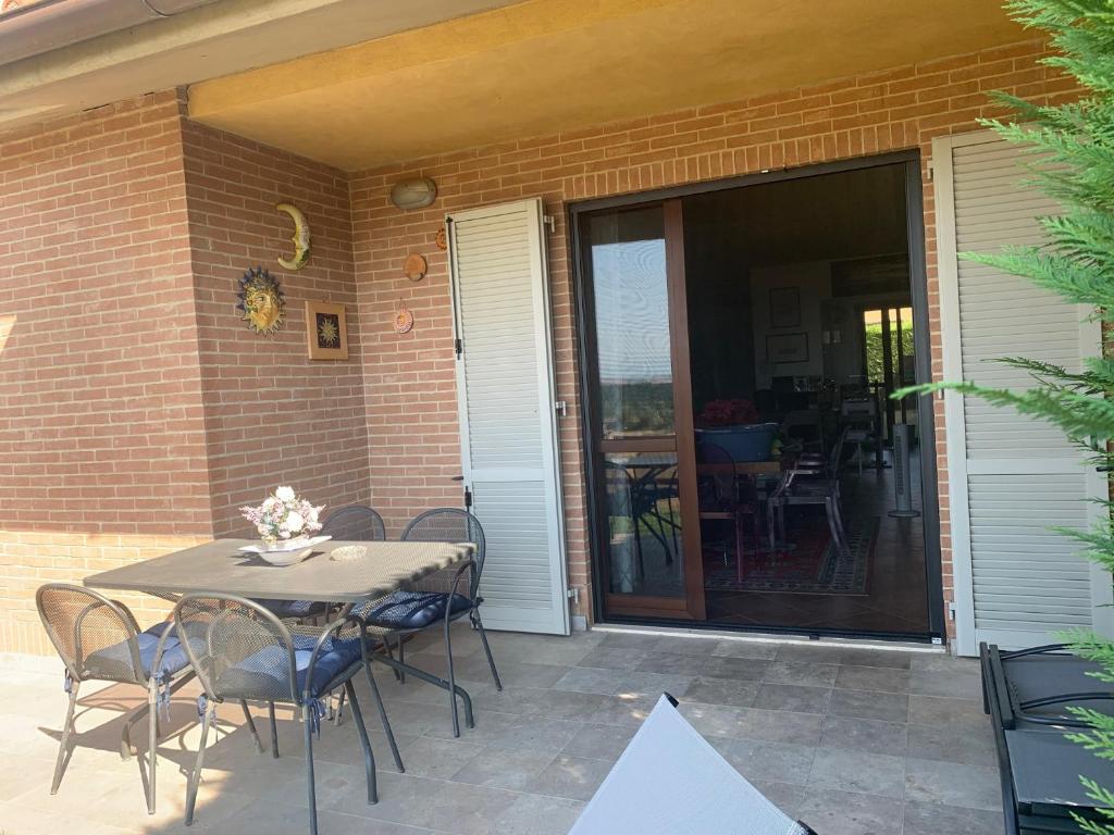 Patio lub wspólna przestrzeń na świeżym powietrzu w obiekcie Casa Paola nel Chianti