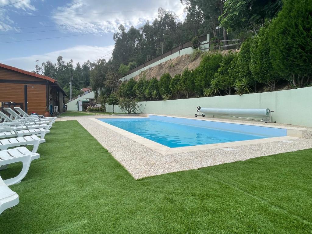 Swimmingpoolen hos eller tæt på Casa do Casal