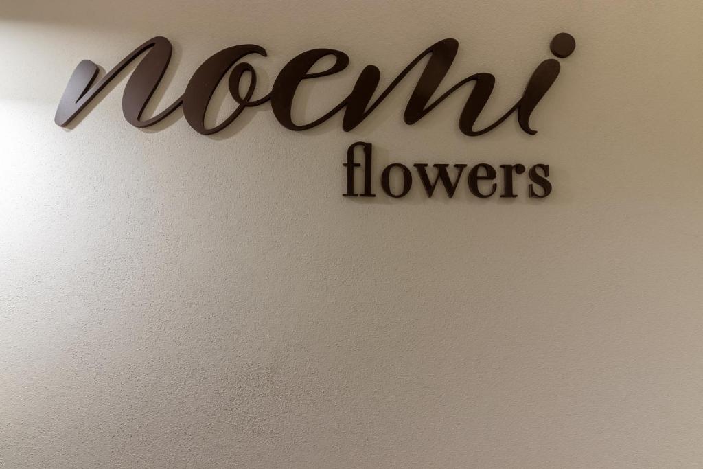 ラ・スペツィアにあるNOEMI chic rooms and apartmentsの壁に「ママは尊敬する」と書かれた看板