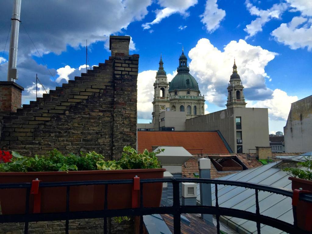 ブダペストにあるIce Breaker Apartmentの建物の屋根からの眺め