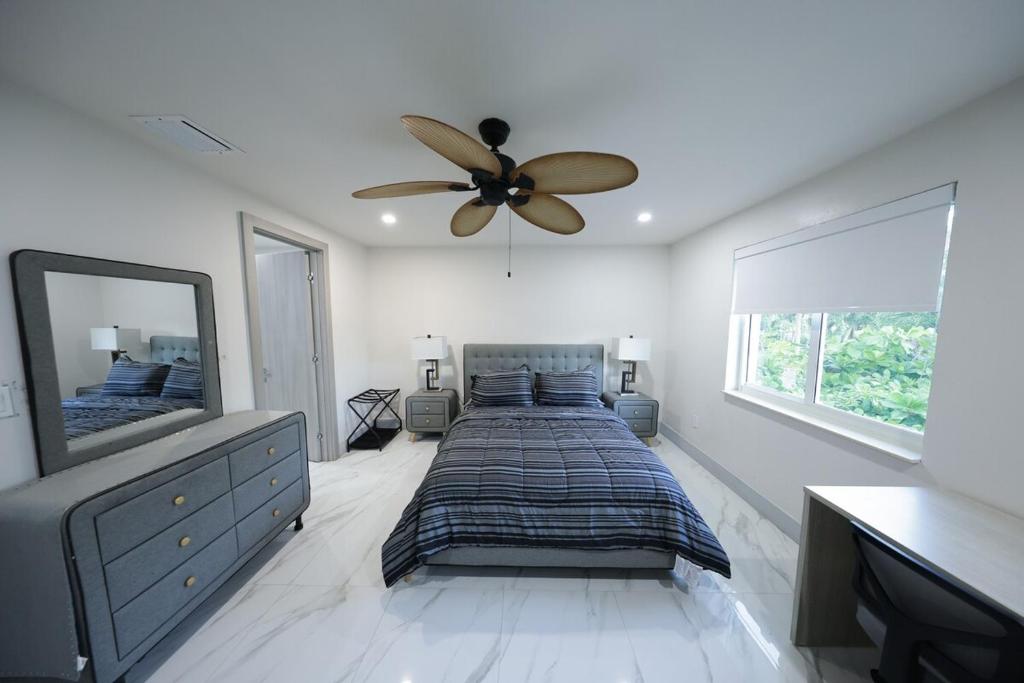 Ένα ή περισσότερα κρεβάτια σε δωμάτιο στο New! Upscale Modern waterfront apartment 3BR 3BA