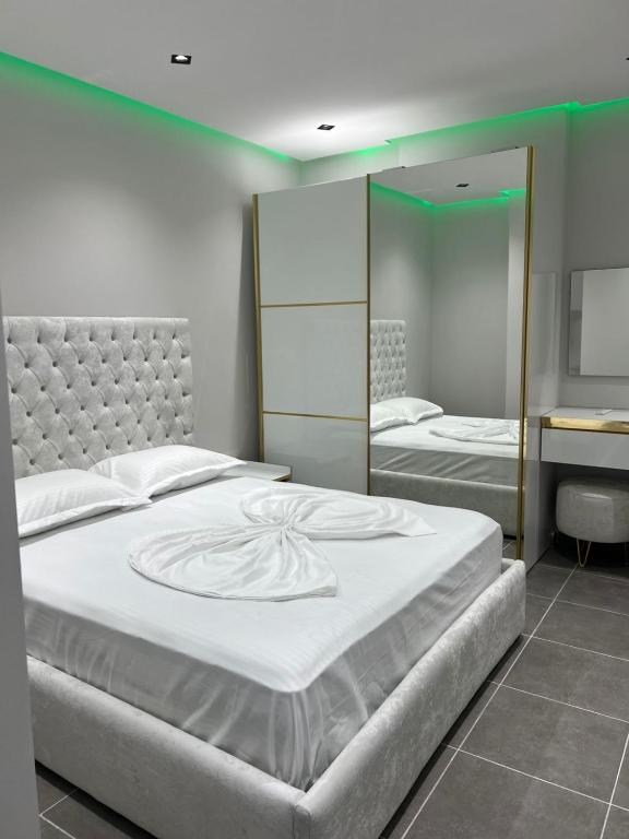 Postel nebo postele na pokoji v ubytování Shengjin Luxury apartment