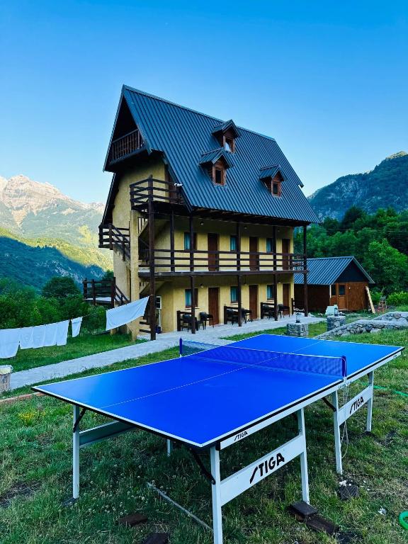 una casa con una pista de tenis delante en Guesthouse Gjoni Theth, en Theth