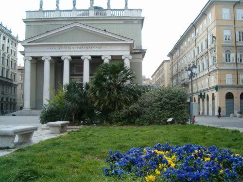 Un edificio con un mazzo di fiori davanti di Hotel Centrale a Trieste