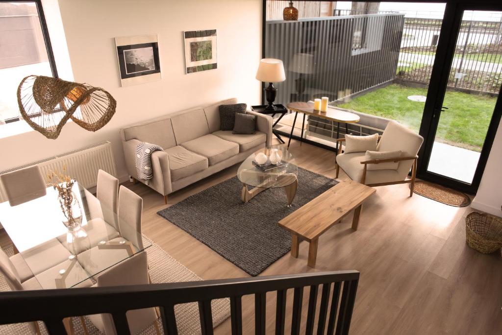 Khu vực ghế ngồi tại Puerto Varas frente al Lago Llanquihue "Aedes Salus"