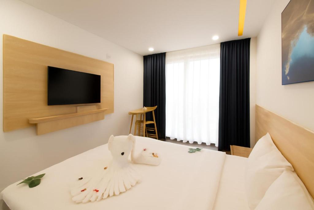 Giường trong phòng chung tại Dolphin Hotel Nha Trang