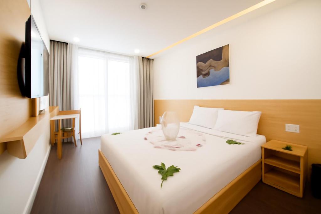 Giường trong phòng chung tại Dolphin Hotel Nha Trang