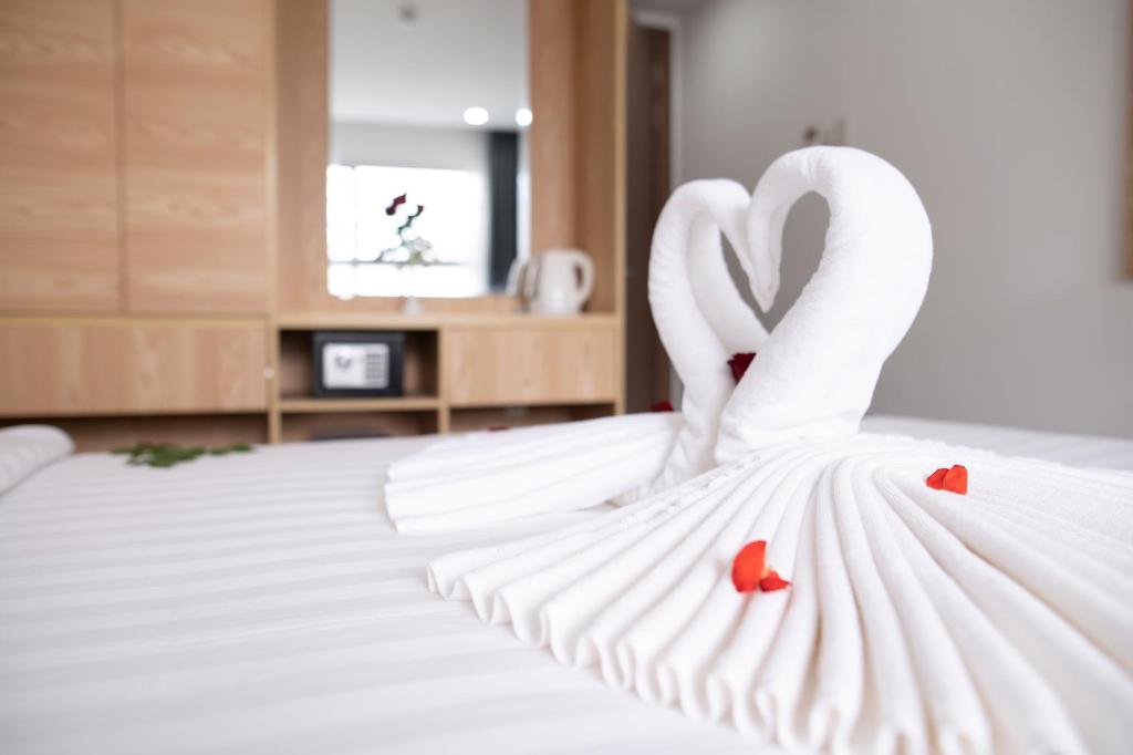 Giường trong phòng chung tại Dolphin Hotel Nha Trang