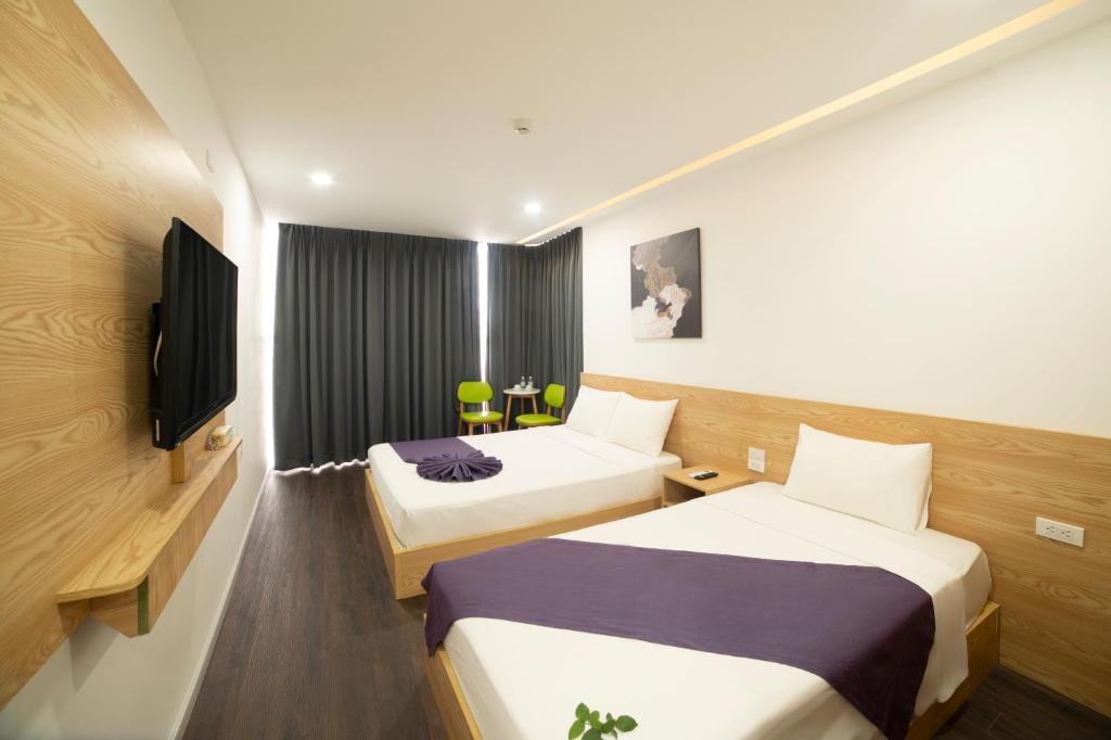 Giường trong phòng chung tại Dolphin Hotel Nha Trang