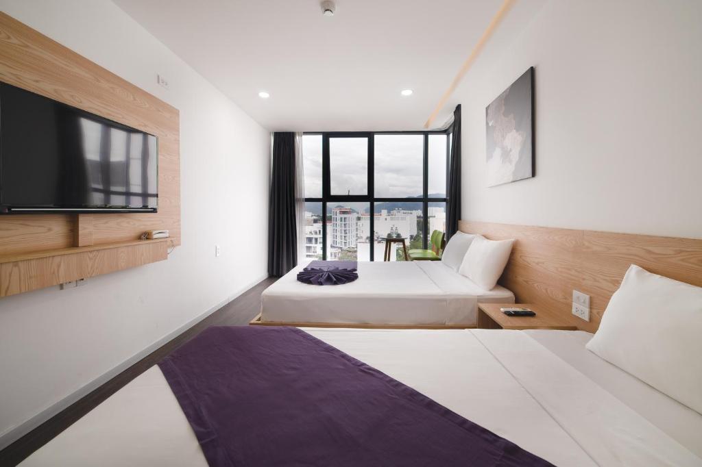 Giường trong phòng chung tại Dolphin Hotel Nha Trang