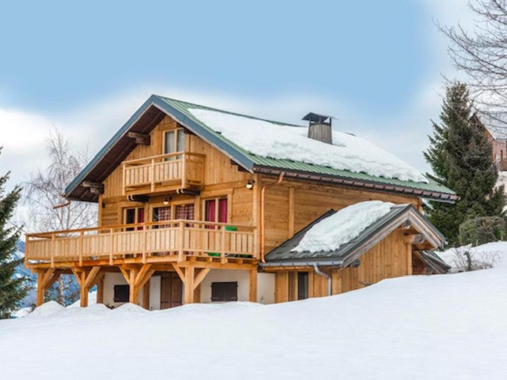 une cabane en rondins dans la neige dans l'établissement Chalet spacieux proche pistes et centre, animaux acceptés et parking - FR-1-505-75, à Crest-Voland