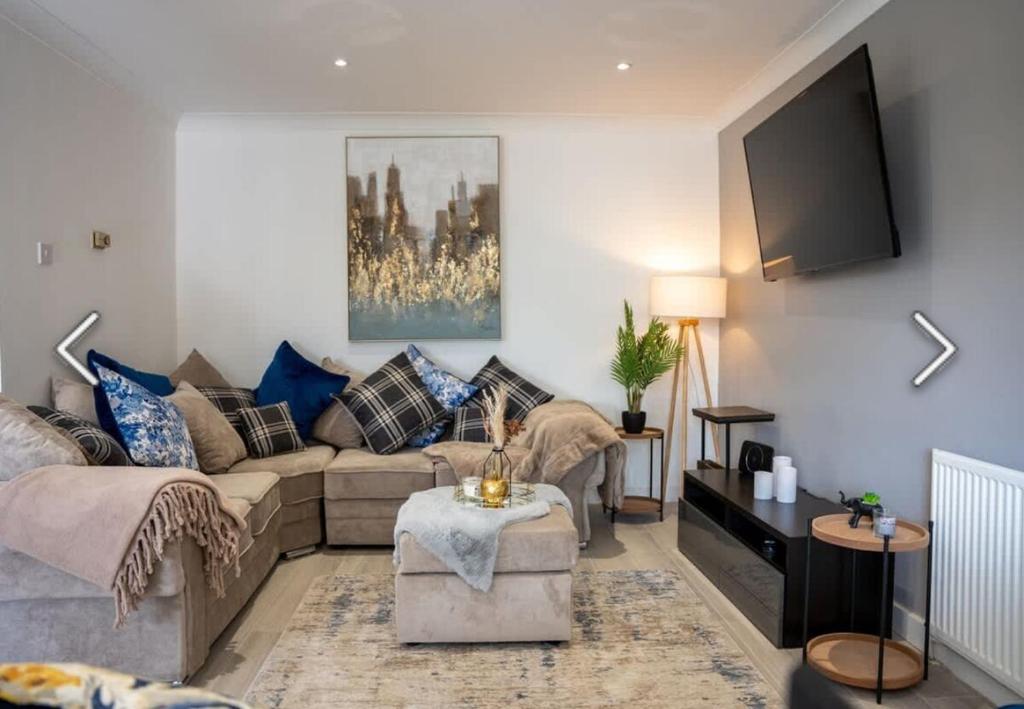 Χώρος καθιστικού στο Flamingo Short Lets 4 Bed 4 Bath House Neath Hill