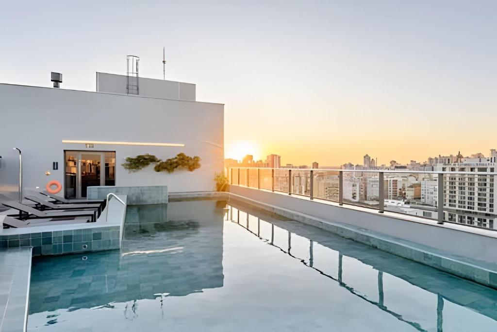 una piscina en la azotea de un edificio con vistas en JP Redenção | In House, en Porto Alegre