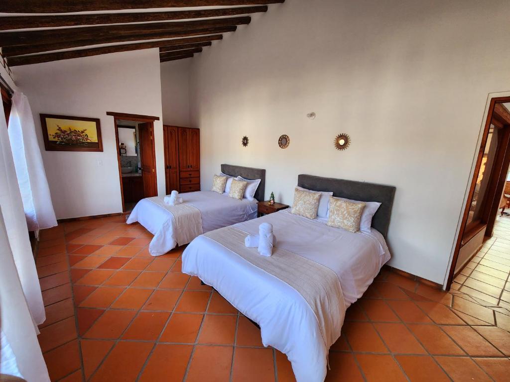 een slaapkamer met twee bedden in een kamer bij Apartamento de la Villa I in Villa de Leyva