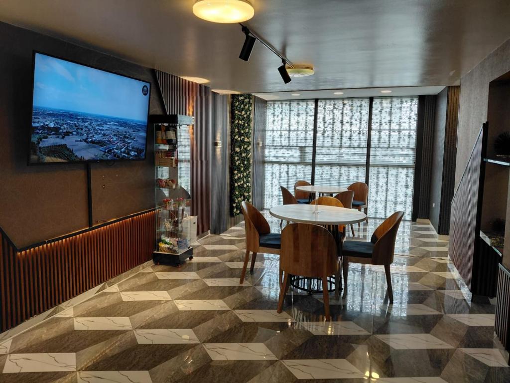 TV a/nebo společenská místnost v ubytování Hotel American Visa Normandia