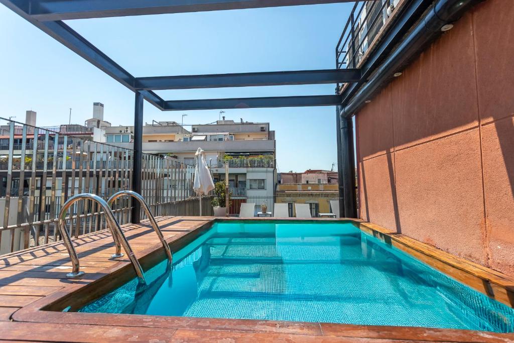 une piscine sur le toit d'un immeuble dans l'établissement Apartment Barcelona Rentals - Pool Terrace in City Center, à Barcelone