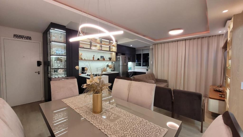 a dining room and living room with a dining table at Lindo apartamento centro de Floripa in Florianópolis