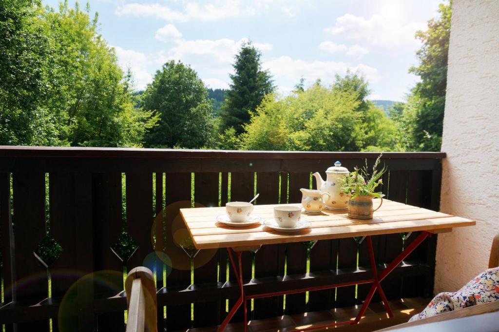 Μπαλκόνι ή βεράντα στο Gemütliche Ferienwohnung mit Blick ins Grüne