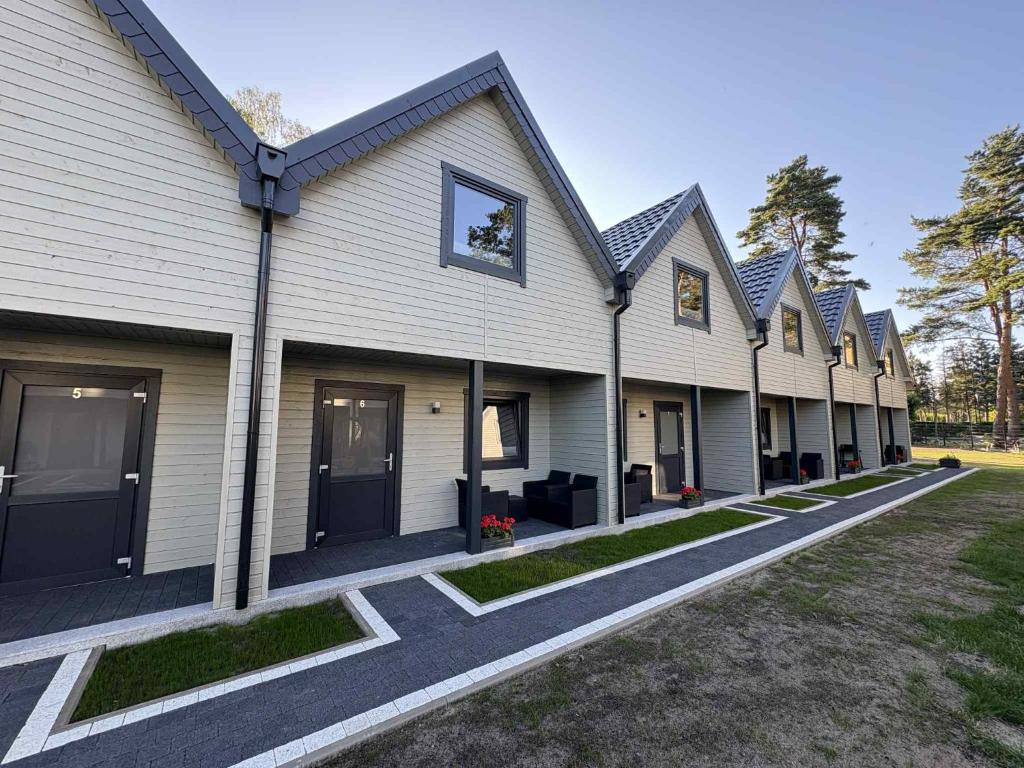 eine Reihe von Häusern in Folge in der Unterkunft Szare Domki in Mrzeżyno