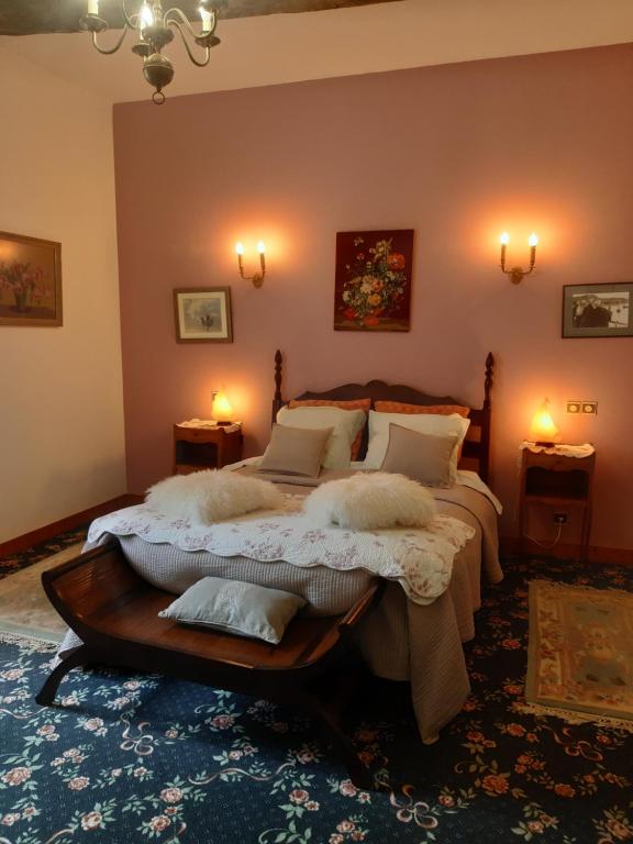 Postel nebo postele na pokoji v ubytování Manoir de la Peignie