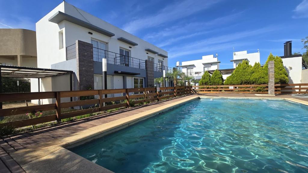 una piscina frente a una casa en ByF apart duplex excepcional en complejo Amaiur DPTO N5 Av Alem Norte, en Federación