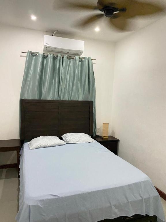 Postel nebo postele na pokoji v ubytování Roatan Onat hostel3